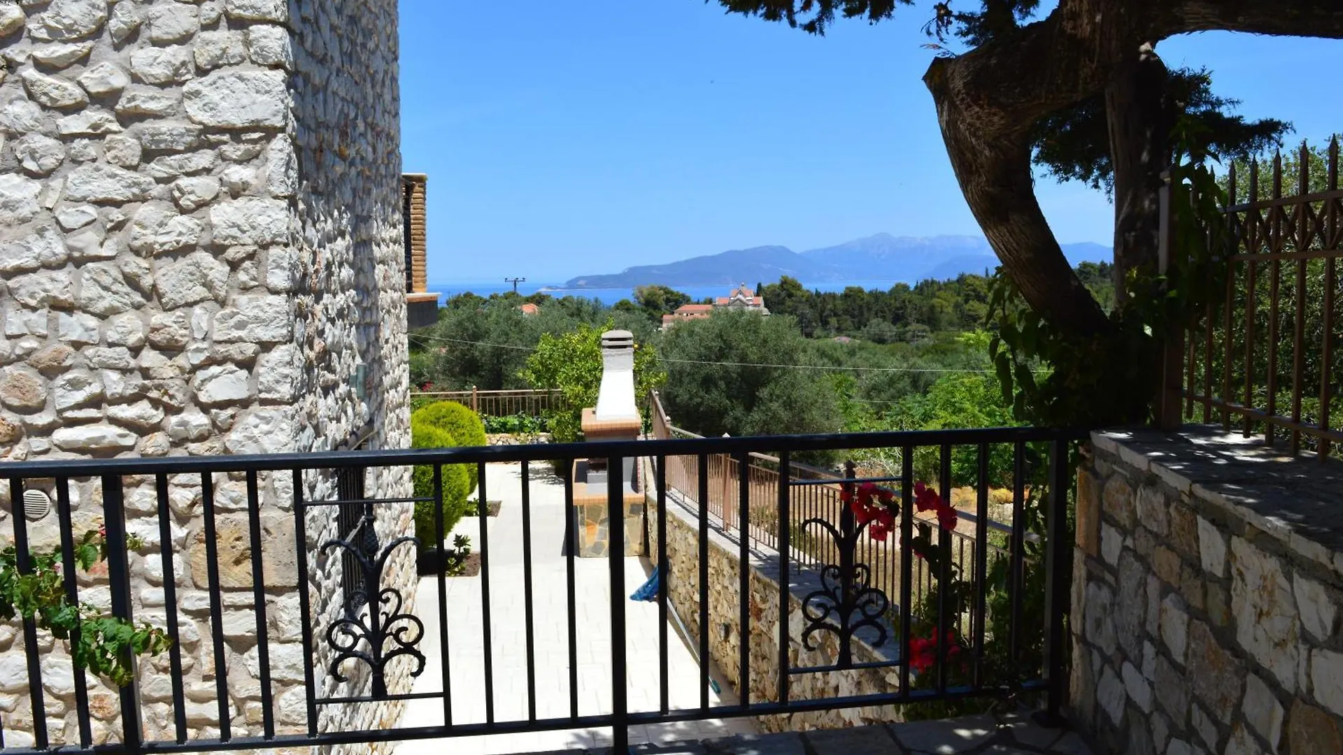 Julieta Stone Villa Antipata  Antipata (Erisos)