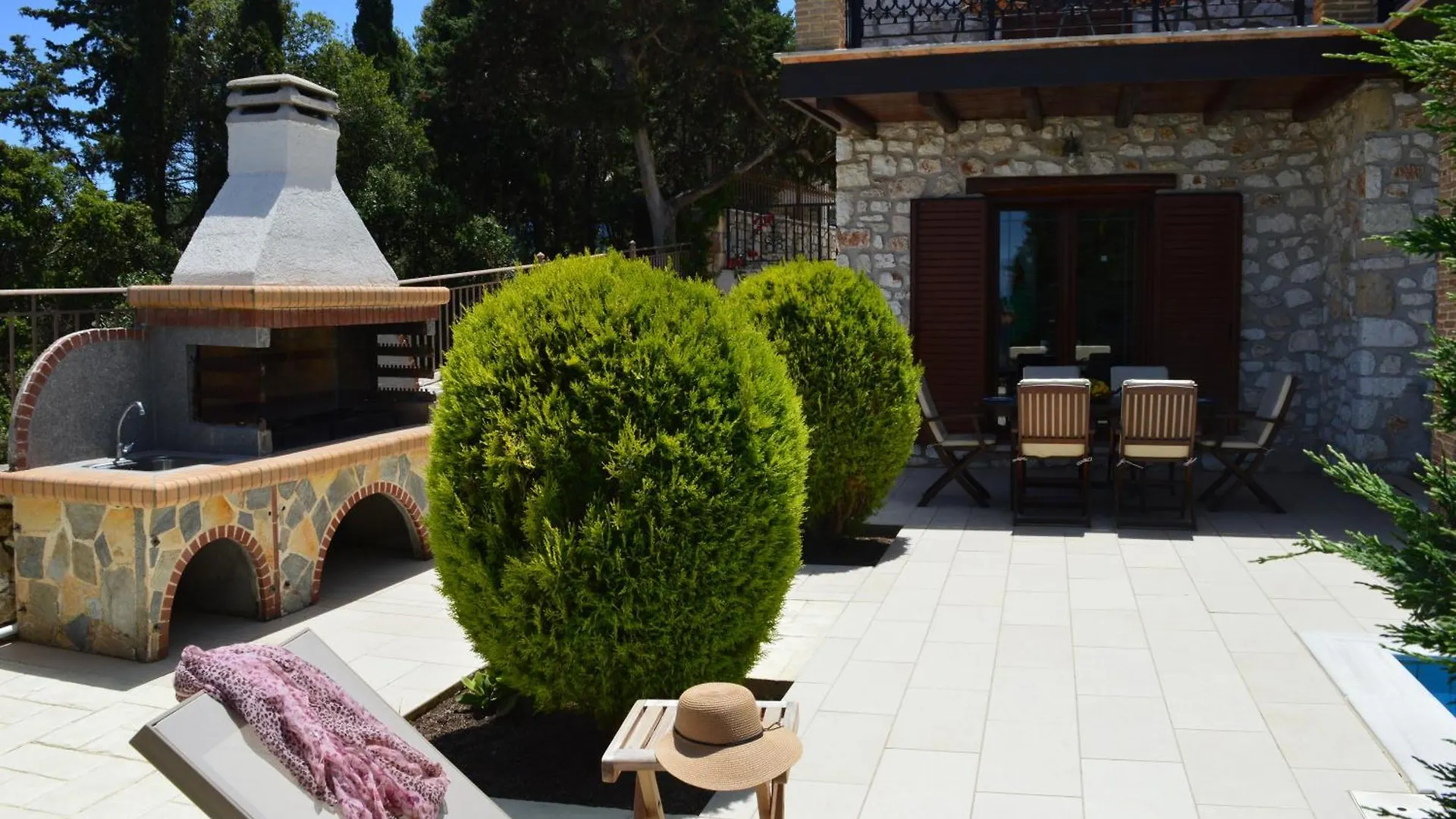 Julieta Stone Villa Antipata