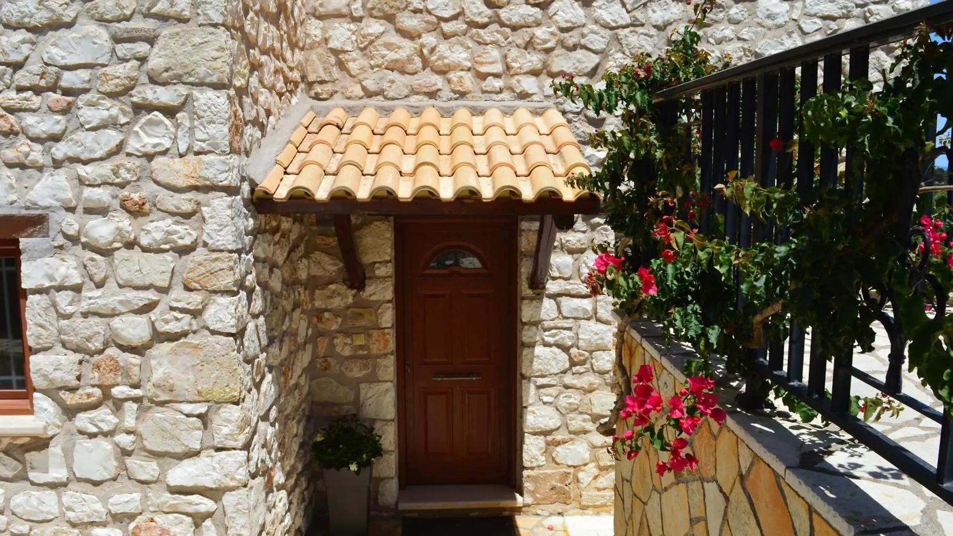 Julieta Stone Villa Antipata