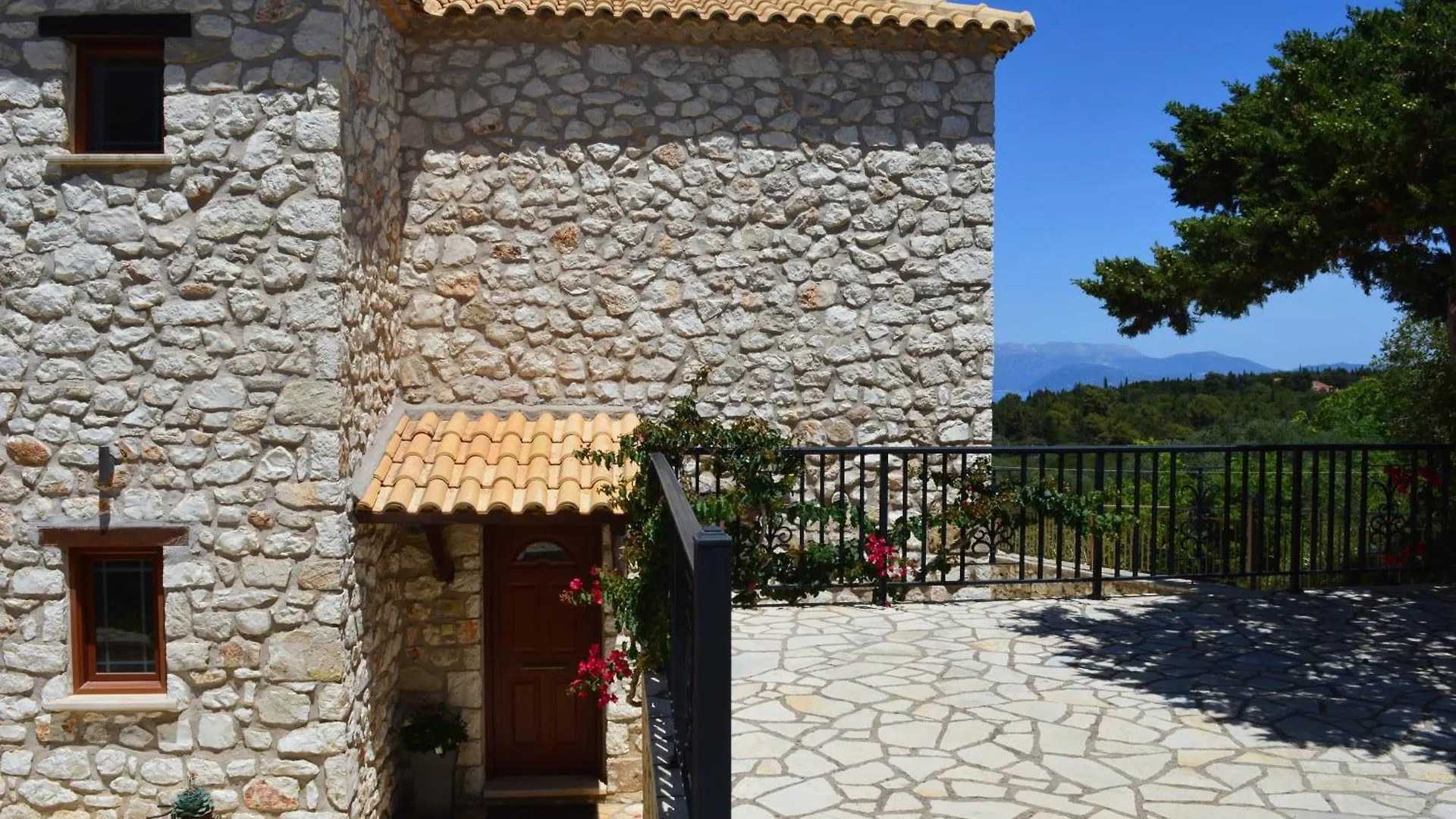 Julieta Stone Villa Antipata
