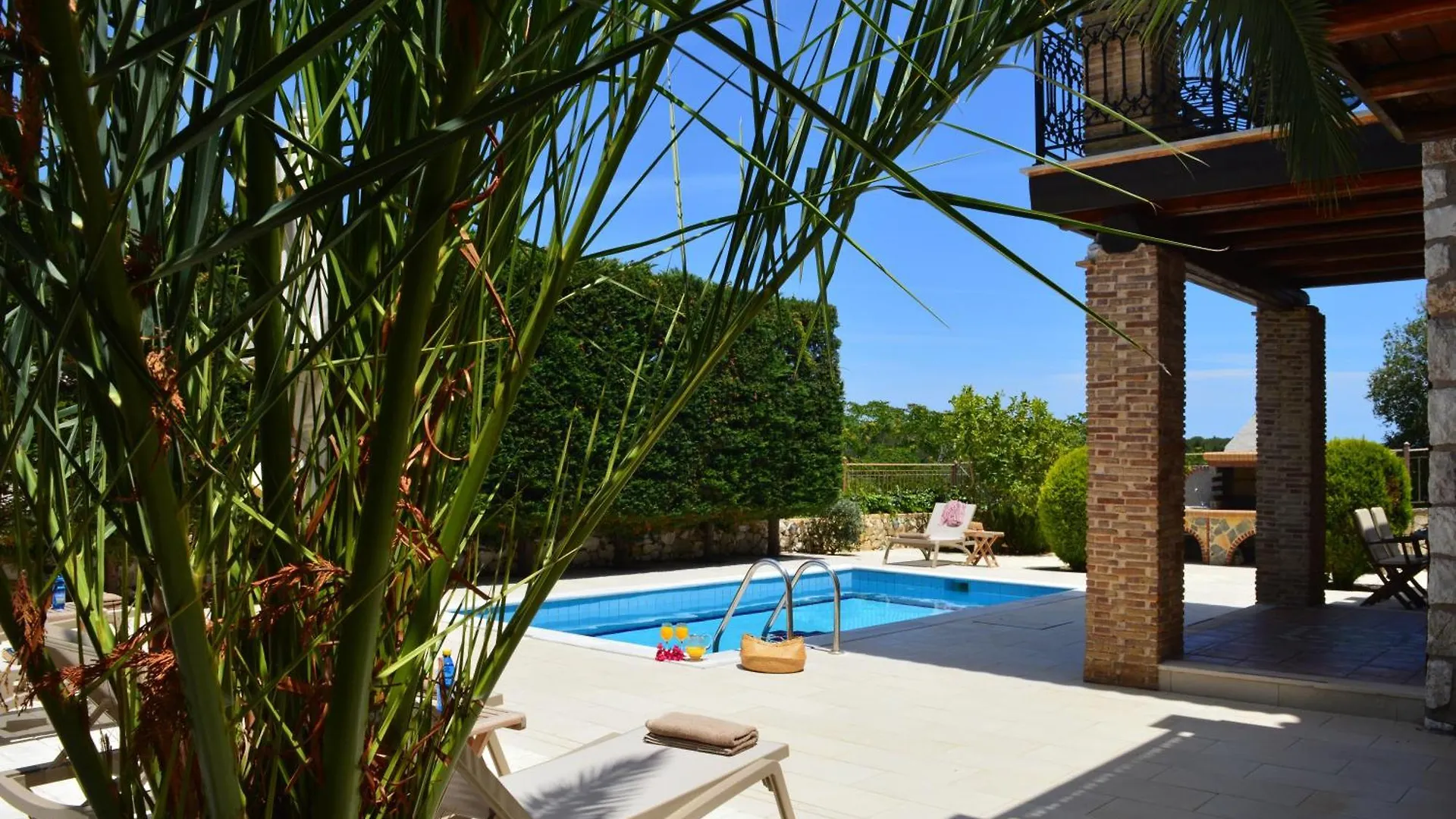 Julieta Stone Villa Antipata