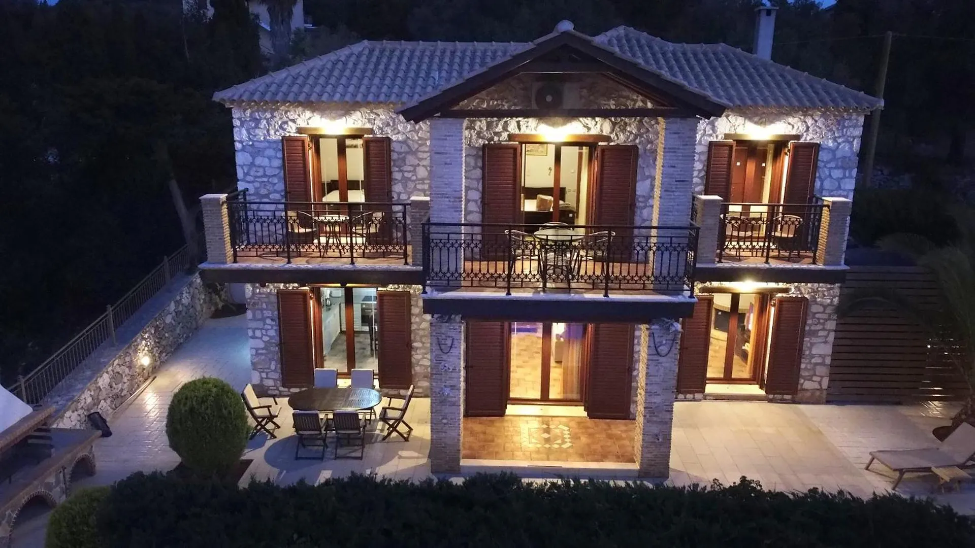 Julieta Stone Villa Antipata